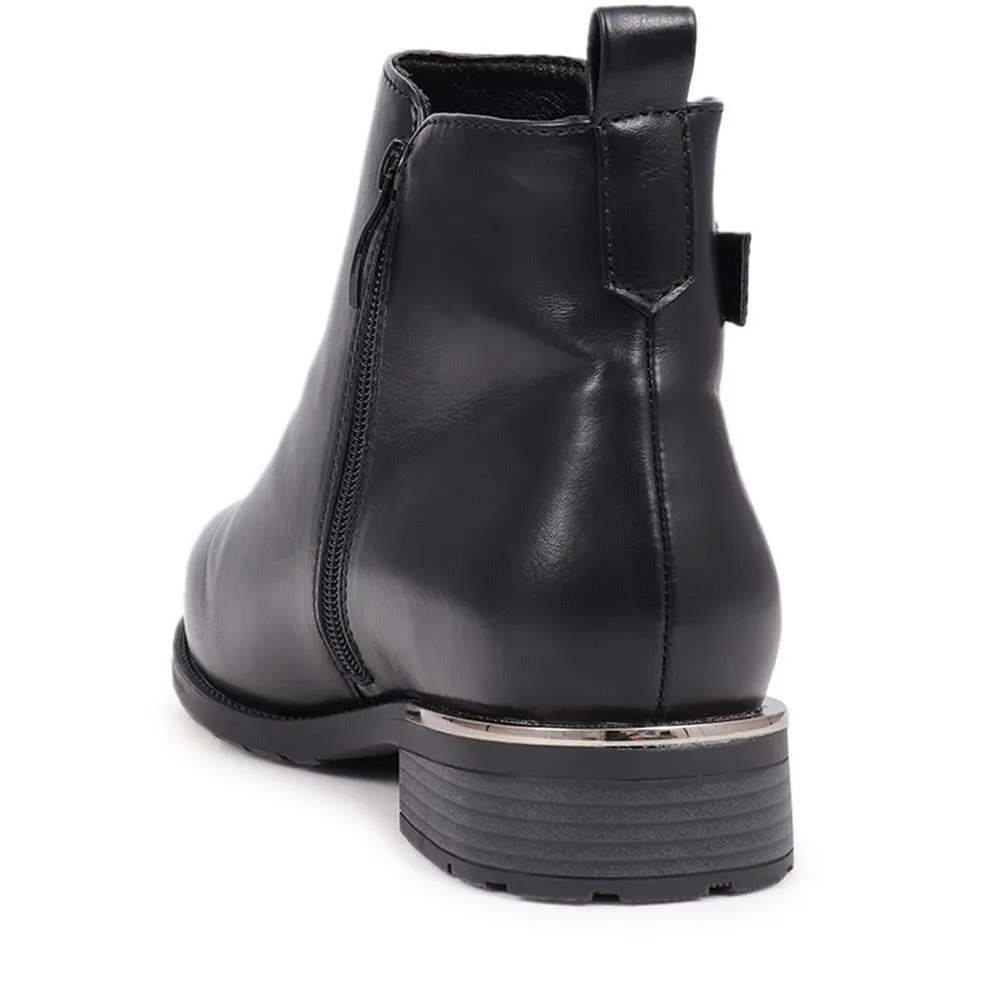 Extra-Wide Fit Buckle Detail Ankle Boots - WILLA / 324 177