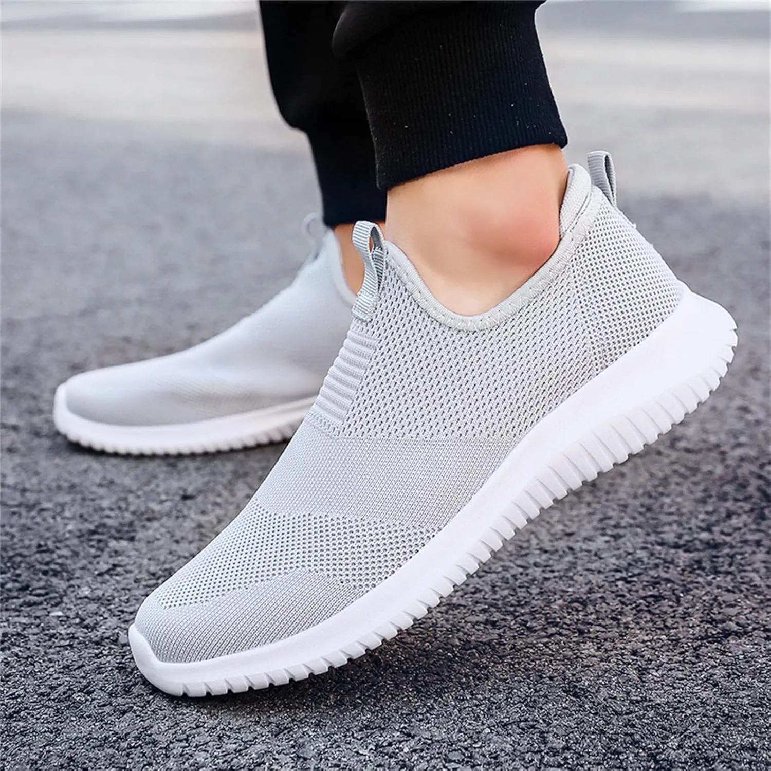 Fashion Spring and Summer Men Sports Shoes Flat Bottom Lightweight Fly Woven Mesh Breathable Slip Men's Sneaker