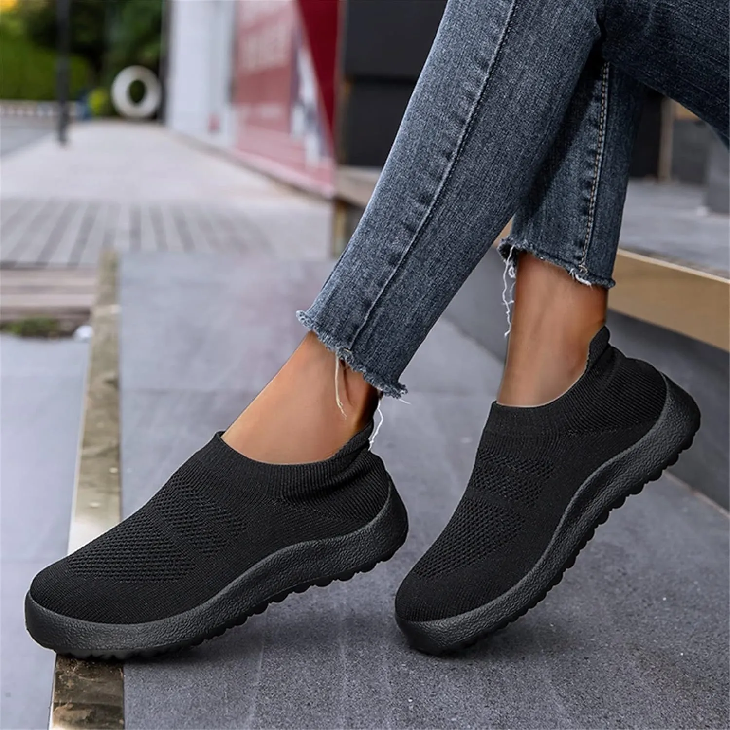 Fashion Summer Men Sports Shoes Flat Bottom Lightweight Slip On Flying Woven Mesh Sneaker Rack for Sneaker Boots Men