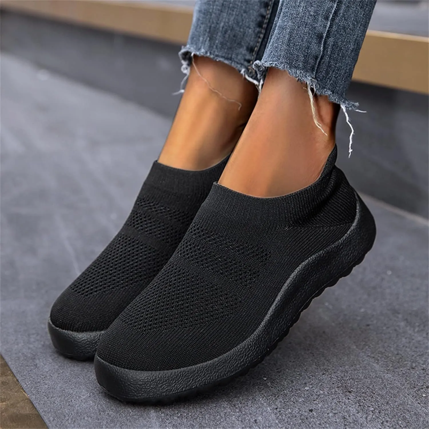 Fashion Summer Men Sports Shoes Flat Bottom Lightweight Slip On Flying Woven Mesh Sneaker Rack for Sneaker Boots Men