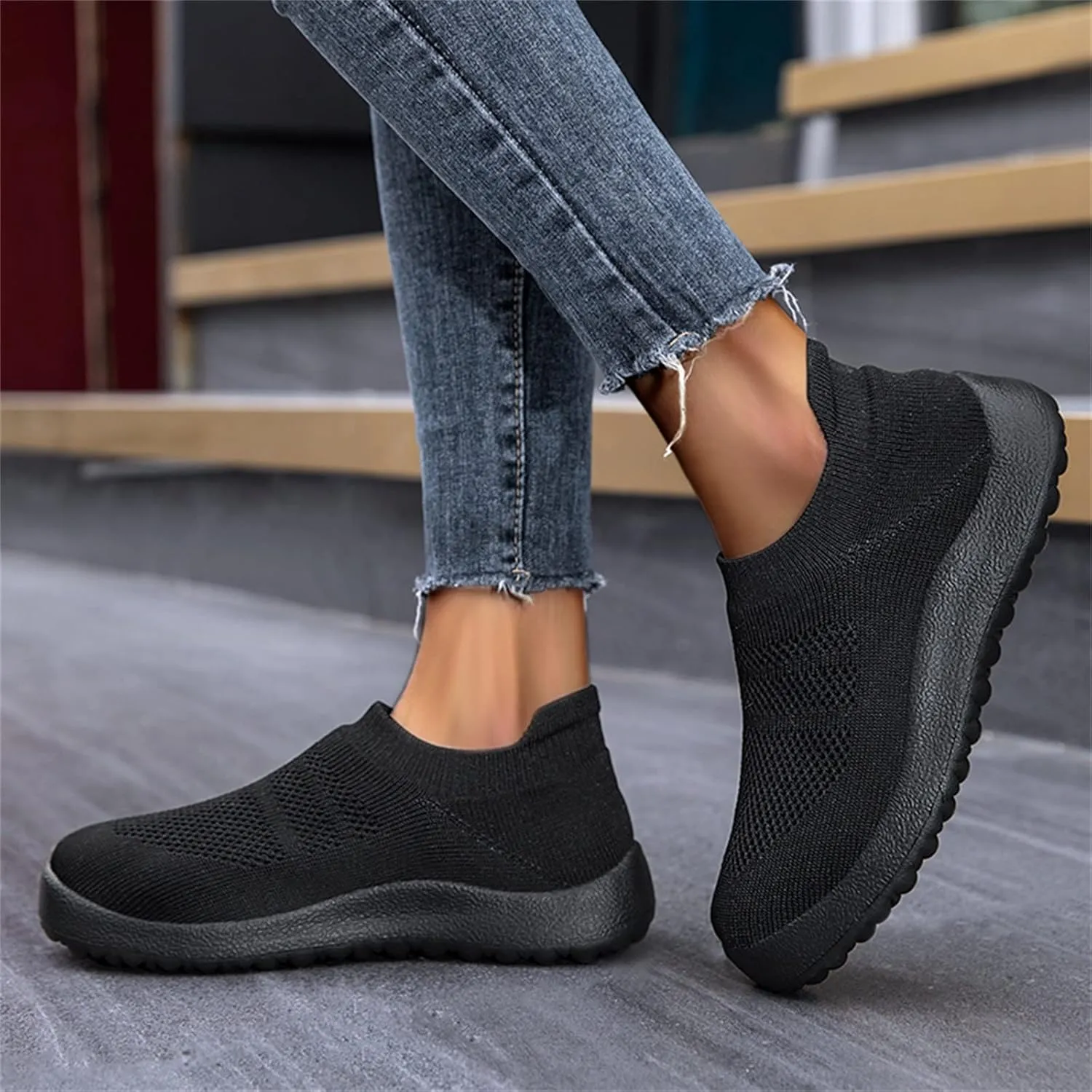 Fashion Summer Men Sports Shoes Flat Bottom Lightweight Slip On Flying Woven Mesh Sneaker Rack for Sneaker Boots Men