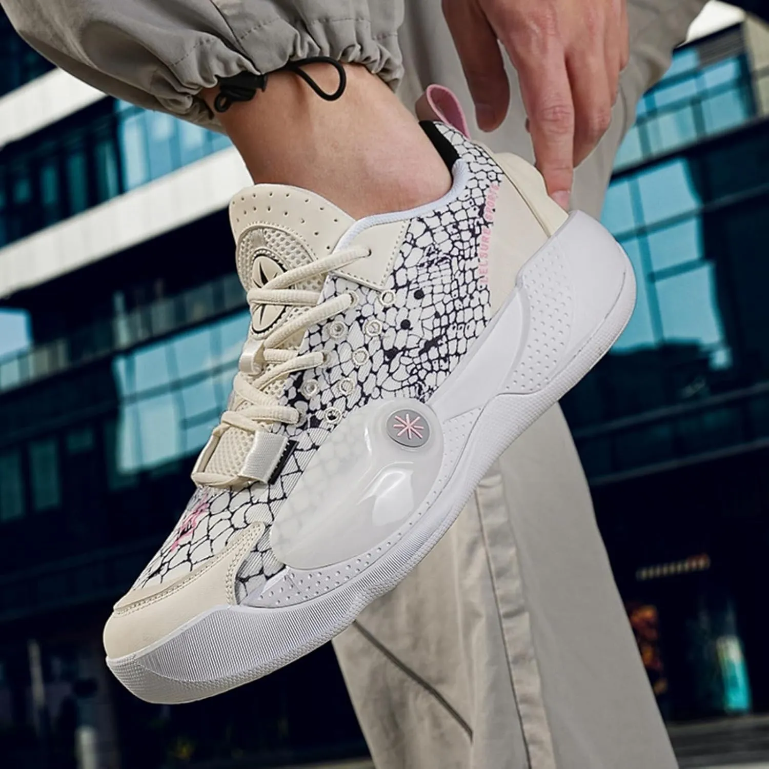 Men's Basketball Shoes Lightweight Mesh Fabric Fashionable Anti Slip Sports Running Boots