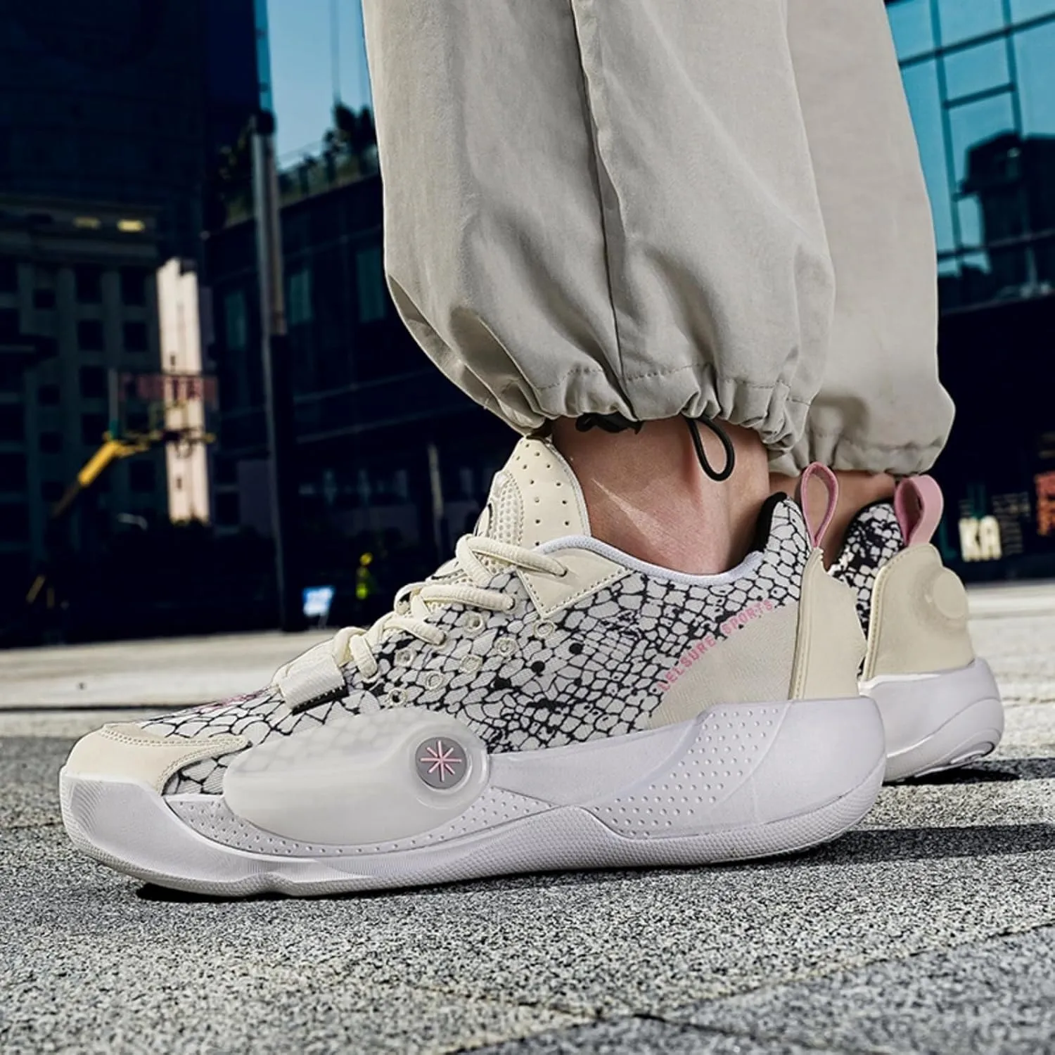 Men's Basketball Shoes Lightweight Mesh Fabric Fashionable Anti Slip Sports Running Boots