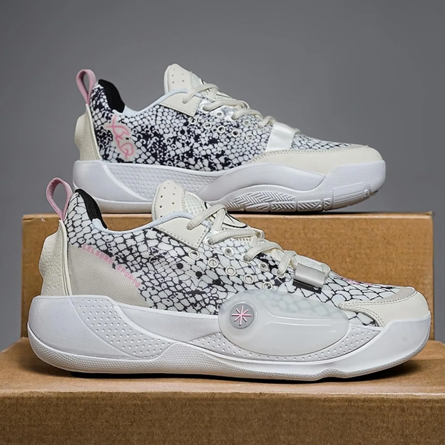 Men's Basketball Shoes Lightweight Mesh Fabric Fashionable Anti Slip Sports Running Boots