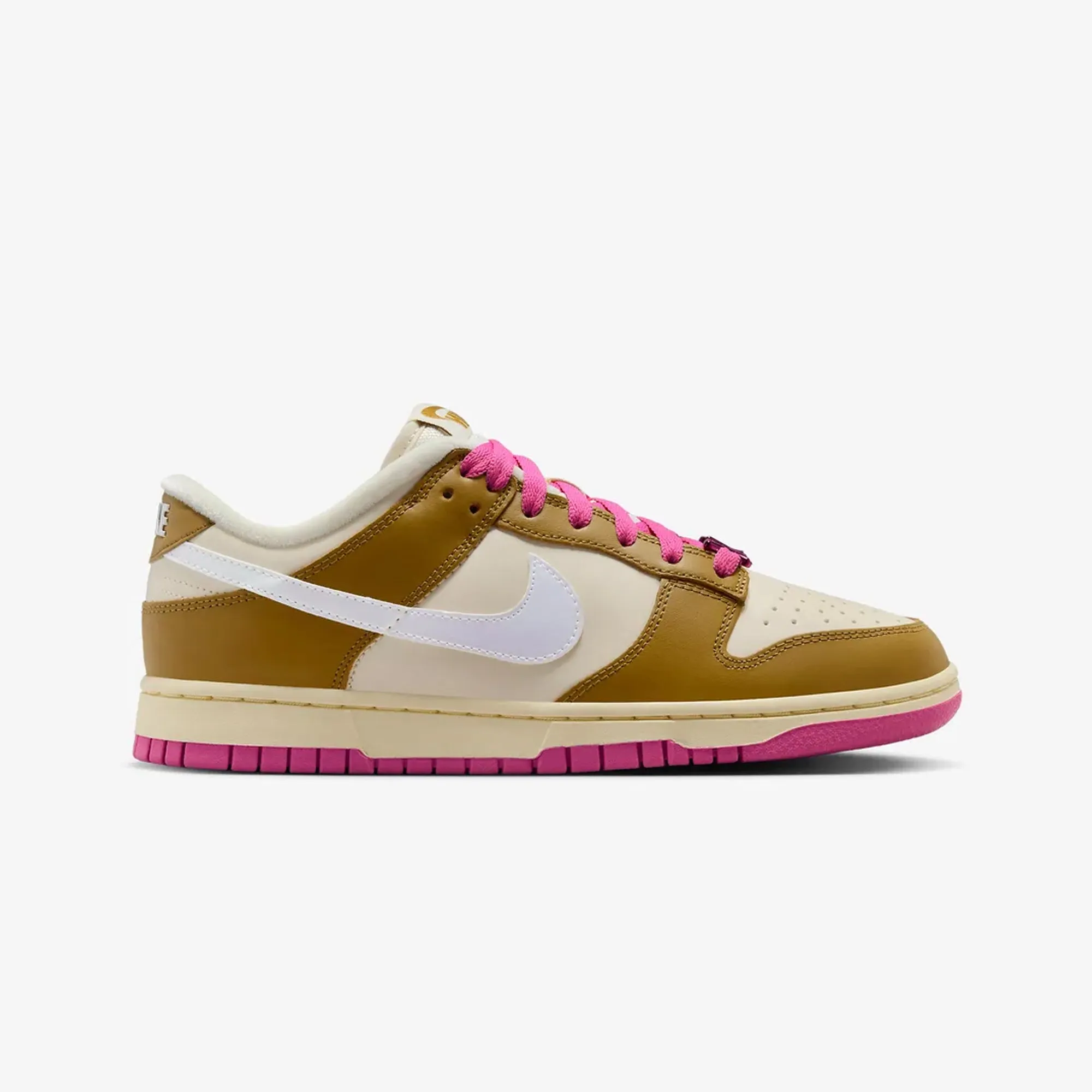 Nike | WMN'S DUNK LOW SE  { BRONZINE/COCONUT MILK-PLAYFUL PINK